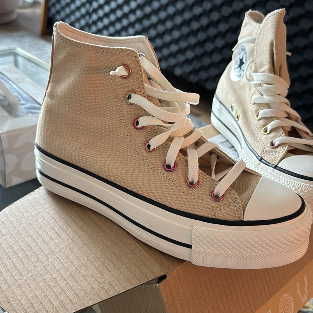 NWT BRAND NEW NEVER WORN PLATFORM CUSTOM CHUCKS!